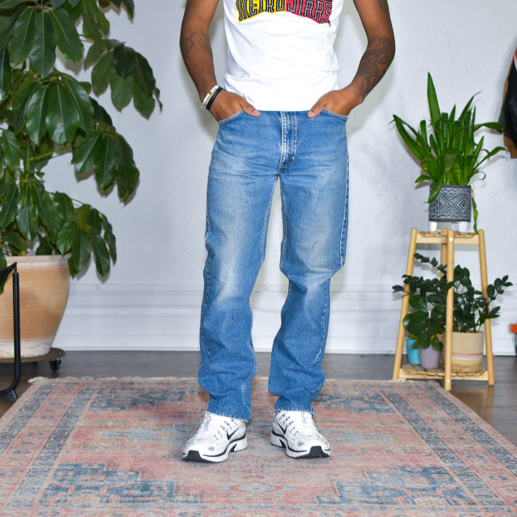 Jean en jean délavé coupe droite classique style années 90