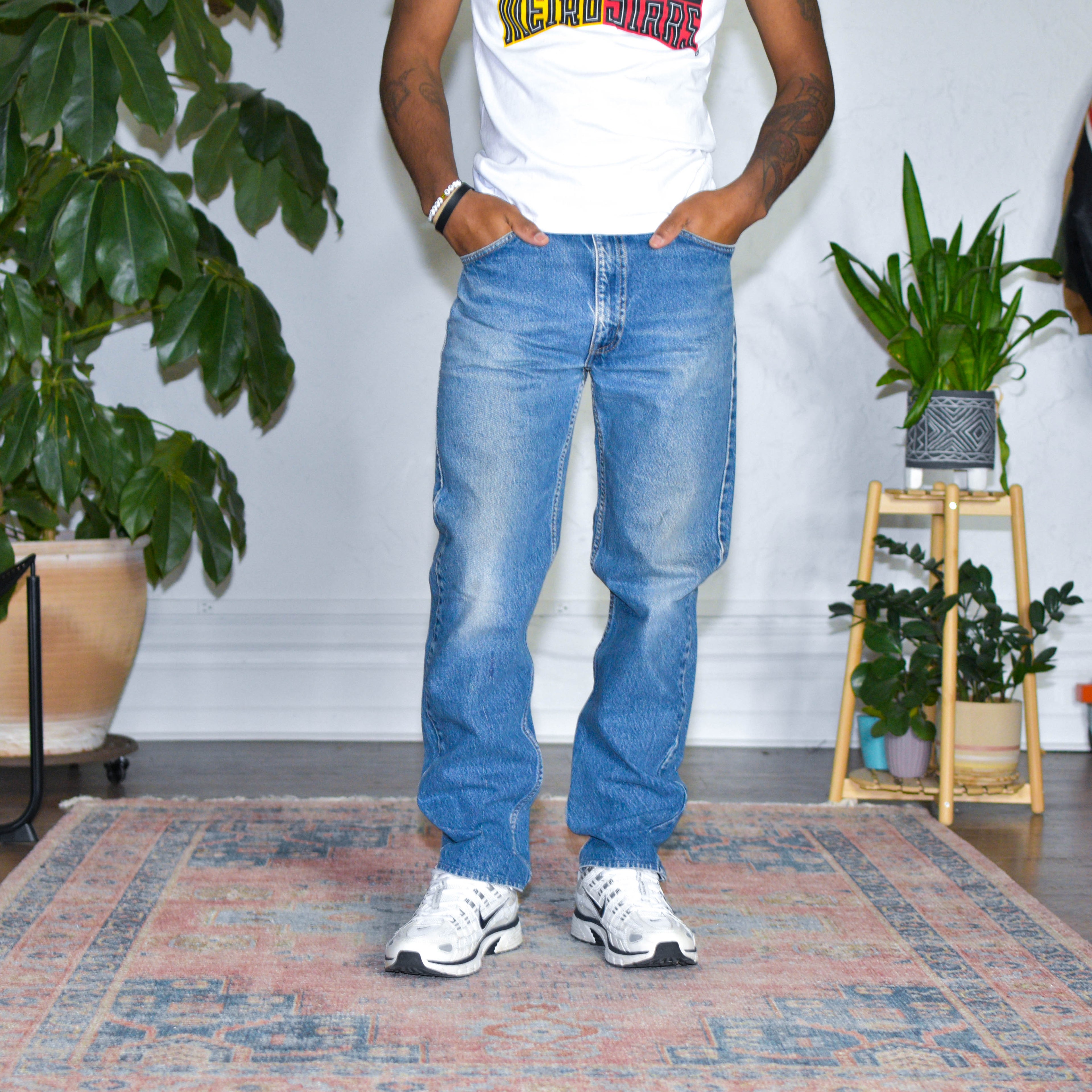 Jean en jean délavé coupe droite classique style années 90
