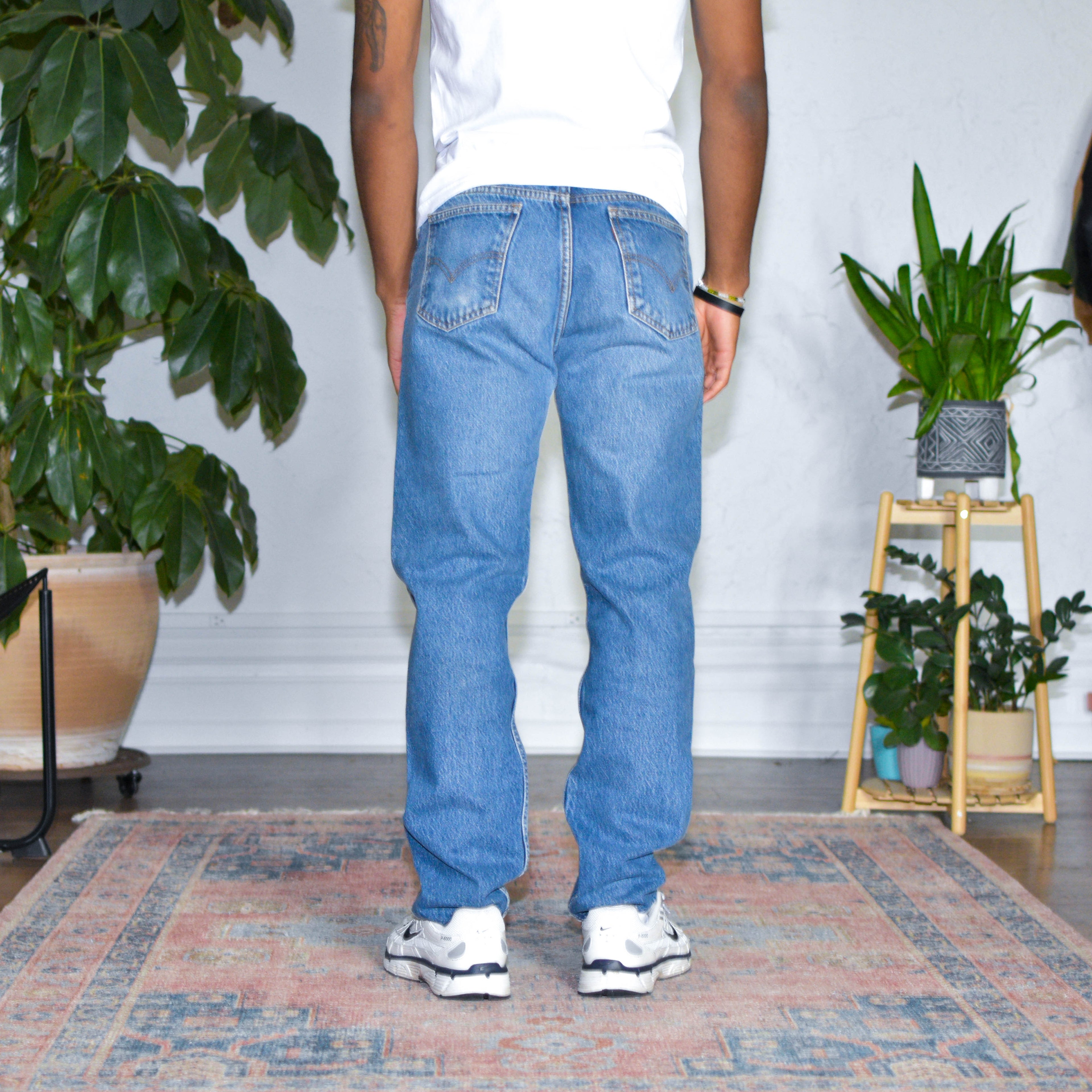Jean en jean délavé coupe droite classique style années 90