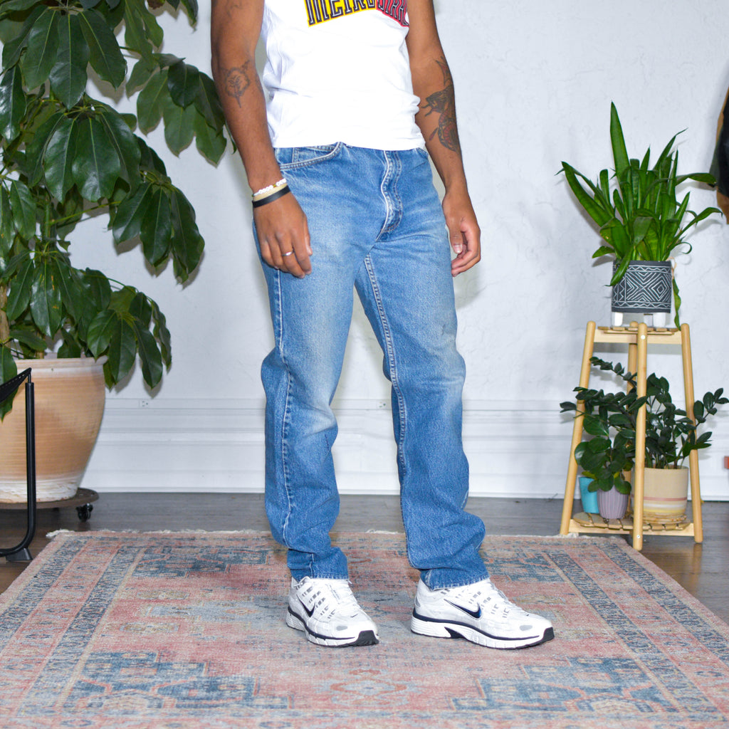 Jean en jean délavé coupe droite classique style années 90